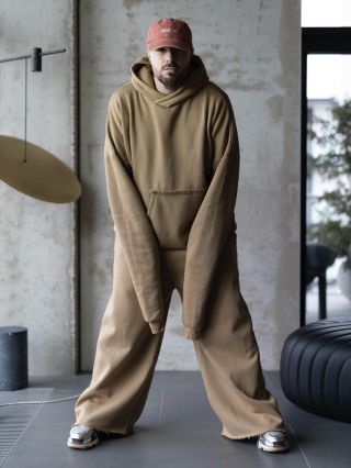 JUDGE ME teplákovka MONUMENT. Fotograf @anetahaj_photographer location @vanguardprague DESIGN & STYLING by YVET MOLCHIAN &...