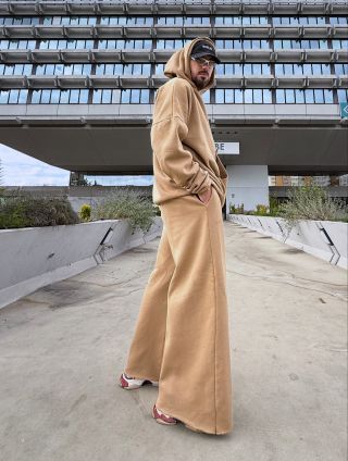 Teplákovka MONUMENT je brutalistní a nekompromisní ikona JUDGE ME ve které budeš absolutním pánem situace 🤌🏼 … více na...